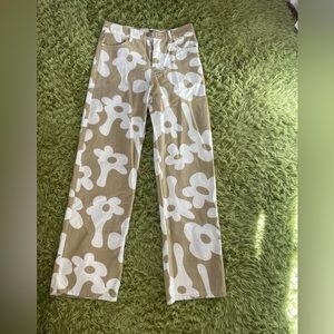 Trendy khaki flower jeans